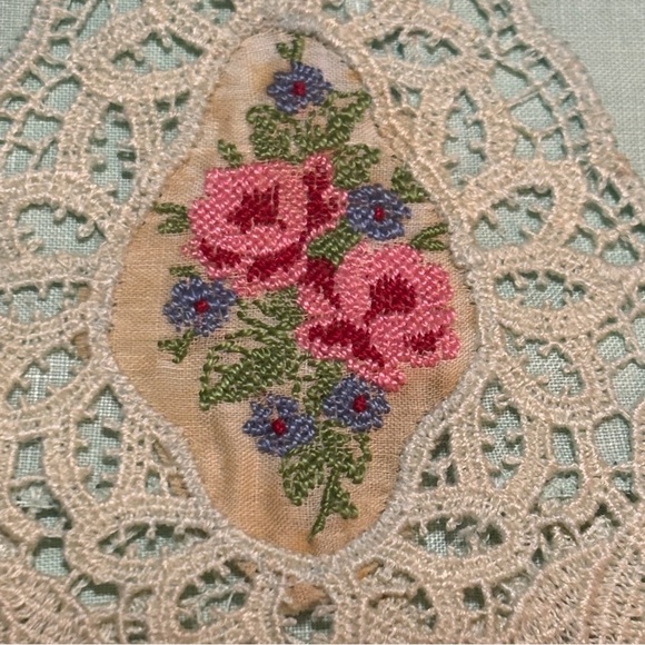 LADIES HANKIE/ Doily EMBROIDERY FLOWERS AND CROCHET Vtg Granny - Picture 7 of 11